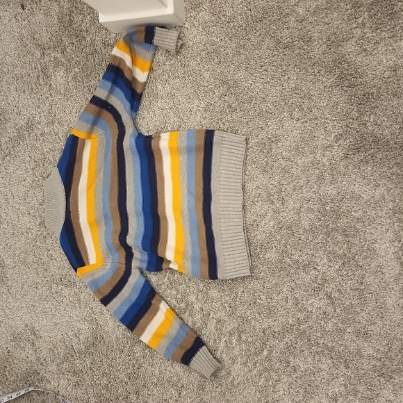 Boys size 4 sweater - Picture 3 of 3